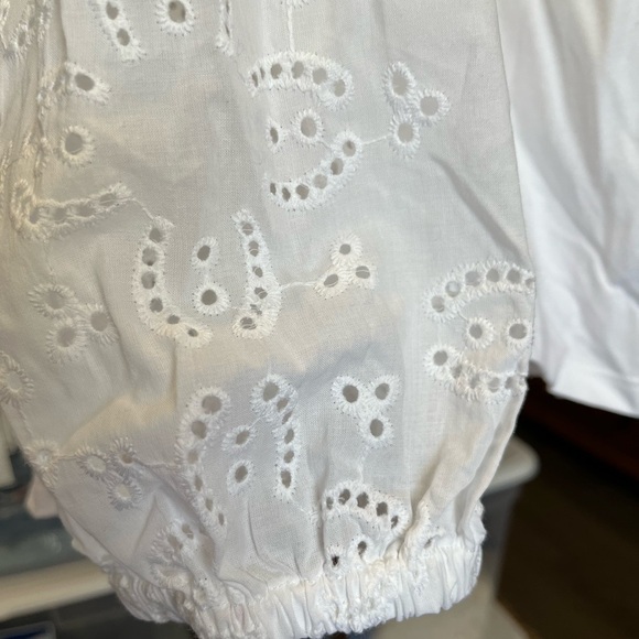 Eyelet Bouse - Picture 10 of 11